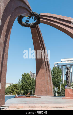 Platz des Sieges in Bischkek, Kirgisistan, mit einem Denkmal und Flamme die Erinnerung an diejenigen, die im Zweiten Weltkrieg starben. Stockfoto