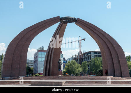 Platz des Sieges in Bischkek, Kirgisistan, mit einem Denkmal und Flamme die Erinnerung an diejenigen, die im Zweiten Weltkrieg starben. Stockfoto