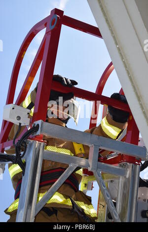 Soldaten der 411. Ordnance Battalion arbeiten mit Naval Support Activity Kran feuerwehrmänner als 411. seiner zweiwöchigen jährliche Ausbildung bei Kran Armee-munition Aktivität auf reale Erfahrungen und erhöhen die Bereitschaft der Mission Gewinnen führt. Kran Armee ist spezialisiert auf konventionelle Munition Unterstützung für die US-Armee und der gemeinsamen Kraft bereit, einschließlich Produktion, Entmilitarisierung, Transport und Lagerung. Stockfoto