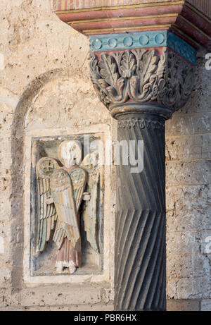 Brauweiler in Pulheim, Abteikirche St. Nikolaus, Vorhalle, Westportal mit Kapitell und Relief mit Cherubin Stockfoto