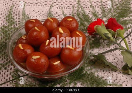 Gulaab jamun ist ein süßes beliebt in Indien, Pakistan, Bangladesch und Myanmar; gulaab bedeutet stieg, während Jamun ist Deep Purple Farbe Beeren Stockfoto