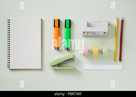 Papier Heftstreifenrolle, Büroklammern und Notizblöcke Festlegung auf einen hölzernen Tisch, Schulbedarf, Bürobedarf, Zurück zur Schule Stockfoto