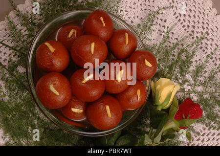 Gulaab jamun ist ein süßes beliebt in Indien, Pakistan, Bangladesch und Myanmar; gulaab bedeutet stieg, während Jamun ist Deep Purple Farbe Beeren Stockfoto