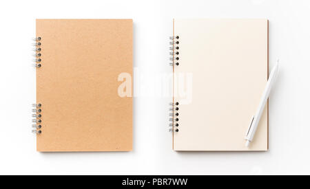 Designkonzept - Ansicht von Oben kraft Spirale notebook, leere Seite und mechanischen Bleistift auf weißen Hintergrund für Mockup isoliert Stockfoto