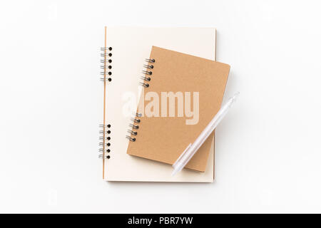 Designkonzept - Ansicht von oben zwei Kraftpapier Spirale notebook, leere Seite, Druckbleistift auf weißem Hintergrund für Mockup isoliert Stockfoto