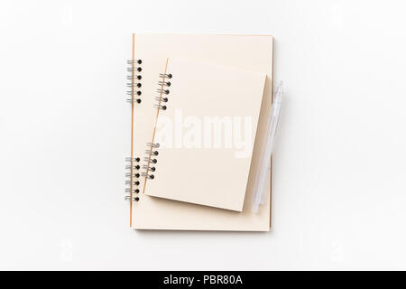 Designkonzept - Ansicht von oben zwei Kraftpapier Spirale notebook, leere Seite, Druckbleistift auf weißem Hintergrund für Mockup isoliert Stockfoto