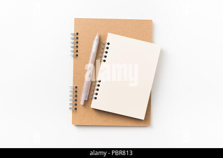 Designkonzept - Ansicht von oben zwei Kraftpapier Spirale notebook, leere Seite, Druckbleistift auf weißem Hintergrund für Mockup isoliert Stockfoto