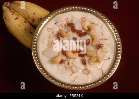 Semiya paayasam oder Vermicelli kheer, einem populären indischen Nachtisch bei besonderen Anlässen wie Hochzeit und Feste Feste serviert, aus Milch, Zucker Stockfoto