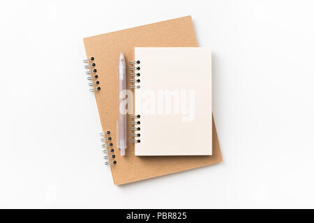 Designkonzept - Ansicht von oben zwei Kraftpapier Spirale notebook, leere Seite, Druckbleistift auf weißem Hintergrund für Mockup isoliert Stockfoto