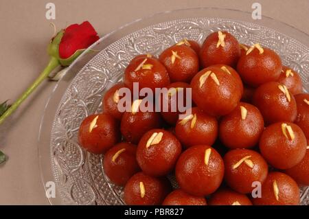 Gulaab jamun ist ein süßes beliebt in Indien, Pakistan, Bangladesch und Myanmar; gulaab bedeutet stieg, während Jamun ist Deep Purple Farbe Beeren Stockfoto