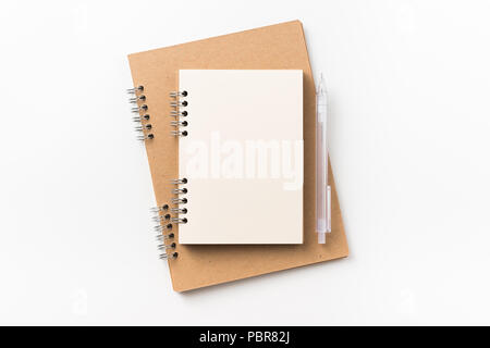 Designkonzept - Ansicht von oben zwei Kraftpapier Spirale notebook, leere Seite, Druckbleistift auf weißem Hintergrund für Mockup isoliert Stockfoto