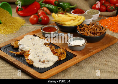 Gegrilltes Hähnchen Steak mit Pommes Frites und Reis pilau Stockfoto