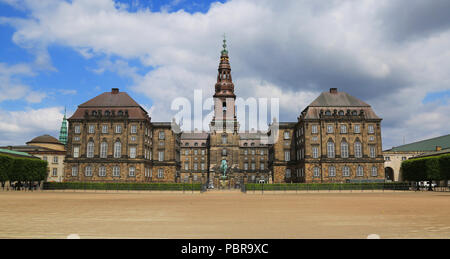 Blick auf Schloss Christiansborg, die in der Reitschule Boden Komplex in Kopenhagen, Dänemark. Stockfoto