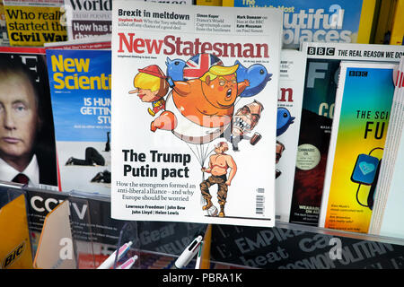 Putin fliegt Donald Trump baby Ballon auf der vorderen Abdeckung des New Statesman Magazine 2018 Magazine am Kiosk Regal London UK KATHY DEWITT Stockfoto