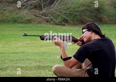 Junge Mann feuert Ruger Mini 14 Karabiner an einer Waffe in Corpus Christi, Texas USA. Stockfoto