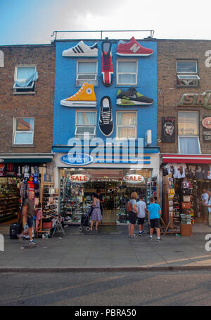 Große Trainer vor einem Schuhgeschäft in Camden Town Stockfoto