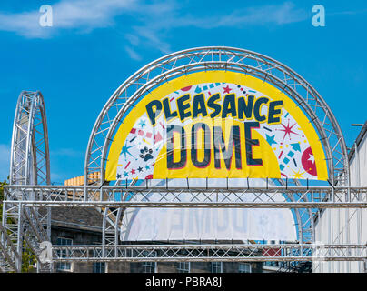 Temporäre Pleasance Dome Struktur und Schild mit blauer Himmel, Edinburgh Fringe Festival, bristo Square, Edinburgh, Schottland, Großbritannien Stockfoto