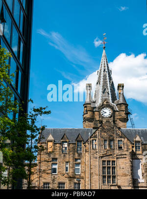 Alte und neue Gebäude am Quartermile Umwandlung des ehemaligen Royal Infirmary, mit gotischen Glockenturm, Edinburgh, Schottland, Großbritannien Stockfoto