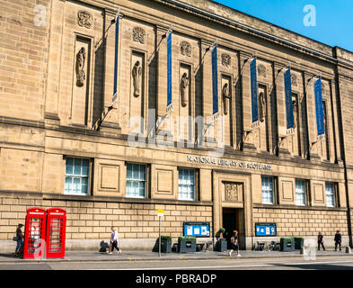 Art déco-Stil der nationalen Bibliothek von Schottland Kaution Gebäude der Bibliothek, George IV Bridge, Edinburgh, Schottland, Großbritannien mit roten Telefonzellen Stockfoto