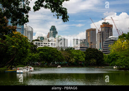 Bangkok, Thailand - 1. Mai 2018: Boote navigieren im See der Lumphini Park in Bangkok. Stockfoto