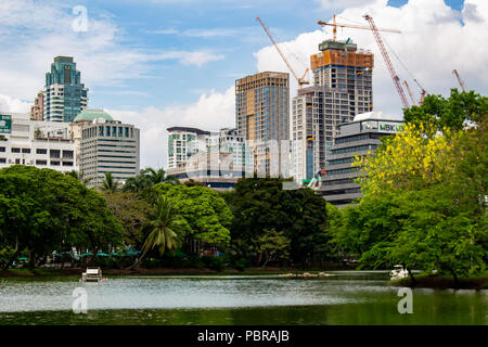 Bangkok, Thailand - 1. Mai 2018: die Skyline von Bangkok aus dem See in Lumphini Park gesehen Stockfoto