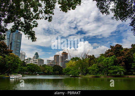 Bangkok, Thailand - 1. Mai 2018: die Skyline von Bangkok aus dem See in Lumphini Park gesehen Stockfoto
