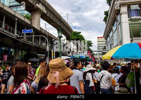 Bangkok, Thailand - 1. Mai 2018: Masse zu Fuß auf einer Straße in der Nähe einer Skytrain Station Stockfoto