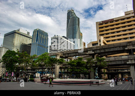 Bangkok, Thailand - 1. Mai 2018: die Skyline von Bangkok aus einem quadratischen im Siam Bezirk gesehen Stockfoto