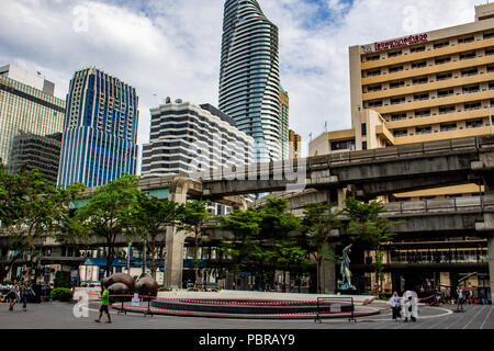 Bangkok, Thailand - 1. Mai 2018: die Skyline von Bangkok aus einem quadratischen im Siam Bezirk gesehen Stockfoto