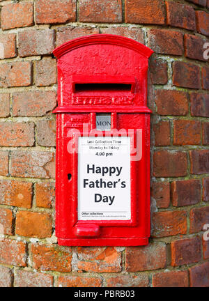 Britische Post Box mit einer Nachricht, liest gerne Vatertag, für eine Grußkarte Design ideal Stockfoto