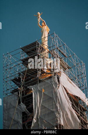 AJAXNETPHOTO. ALBERT, Somme, Picardie, Frankreich. - Die STADT VON ALBERT - BASILIKA VON NOTRE DAME DE BREBIERES ÜBERRAGT von einem goldenen Jungfrau, HAUPTSTADT DER SOMME SCHLACHT IM GROSSEN KRIEG RENOVIERT. Foto: Jonathan Eastland/AJAX REF: 36 1 013003 Stockfoto