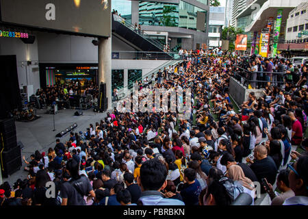 Bangkok, Thailand - 1. Mai 2018: die Masse der Leute vor einem Einkaufszentrum warten auf das Konzert eines nicht identifizierten asiatischen Band in einem Einkaufszentrum cen Stockfoto