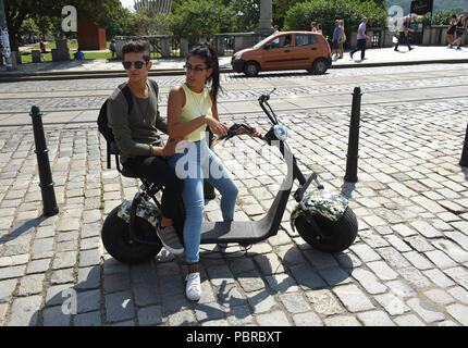 Jugendliche Jugendliche reiten Elektroroller in Prag in der Tschechischen Republik Stockfoto