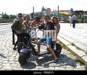 Jugendliche Jugendliche reiten Elektroroller in Prag in der Tschechischen Republik Stockfoto