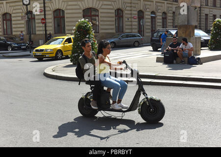 Jugendliche Jugendliche reiten Elektroroller in Prag in der Tschechischen Republik Stockfoto
