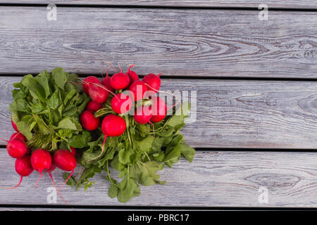 Haufen einen Garten Rettich auf Holz. Kopieren Sie Platz. Graues Holz- Hintergrund. Stockfoto