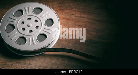 Kinematografie Konzept. Film Film reel, auf einer hölzernen Hintergrund, kopieren Raum isoliert, 3D-Darstellung. Stockfoto