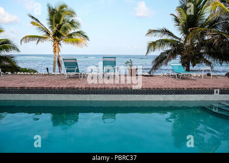 Resort Pool, Strand in Kaiman Inseln Stockfoto