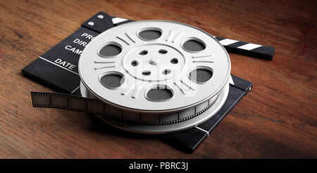 Kinematografie Konzept. Film Film reel, auf einer Filmklappe und einem hölzernen Hintergrund, 3D-Darstellung. Stockfoto
