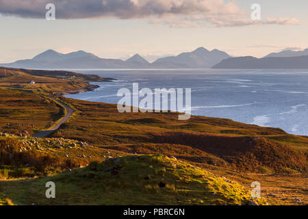 Die Cuillin Mountains im Süden der Isle of Skye über die Ausdehnung von Wasser als den inneren Klang bekannt. Dieses Bild wurde von der Nort genommen Stockfoto