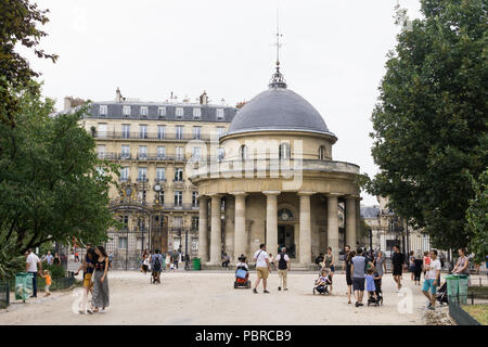 Park Monceau Paris - Rotunde im Park Monceau in Paris, Frankreich, Europa. Stockfoto