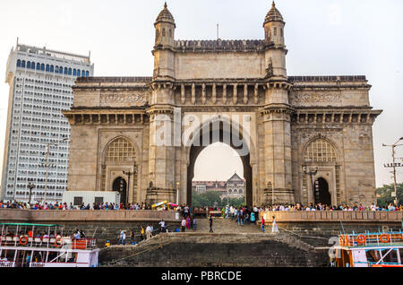 Das Gateway von Indien und Boote im Hintergrund Taj Hotels, Mumbai, Indien. Es wurde die Landung von König George V und Queen Mary zu gedenken. Stockfoto