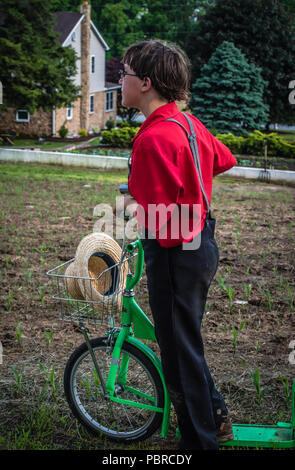 Jungen amish Junge mit Roller Zyklus. Stockfoto