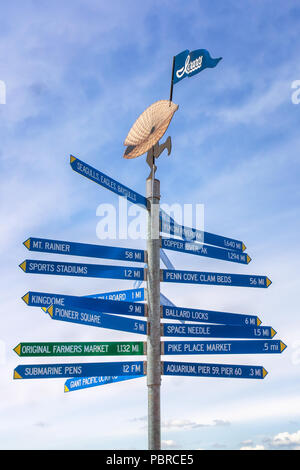 Hinweisschild post zeigt Entfernung in Meilen zu den wichtigsten Seattle Sehenswürdigkeiten Sehenswürdigkeiten Auf der Ivar Pier 54, WA, USA. Stockfoto