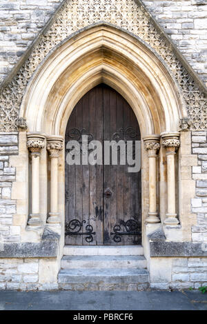 Reich verzierte steinerne Kirche Eingang und hölzerne Tür Stockfoto