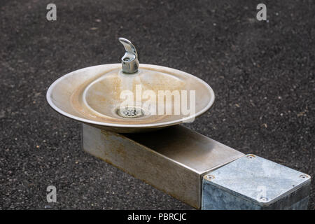 Öffentliche Brunnen mit kleinem Waschbecken und Wasserhahn tippen, Außen, isoliert, USA. Stockfoto