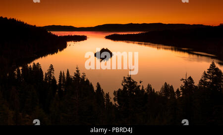 Blick auf den Lake Tahoe aus der Nähe von Emerald Bay, Kalifornien, USA, einschließlich Fannette Insel, auf den Sonnenaufgang an einem Sommermorgen, farbenfroh, orange