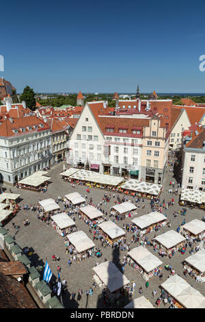 Eine Menge Leute am Rathausplatz und alte Gebäude in der Altstadt von Tallinn, Estland, gesehen von oben an einem sonnigen Tag im Sommer. Stockfoto