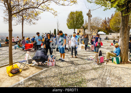 Granada, Spanien, April 06, 2018: Voll Plaza des Heiligen Nikolaus in der DISTRIC von Albaicin in der Altstadt von Granada, Andalusien, Spanien. Stockfoto