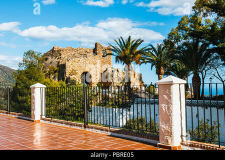 Touristen besuchen die Virgen de la Pena Kapelle (Jungfrau des Rock) in Mijas. Andalusien, Spanien Stockfoto